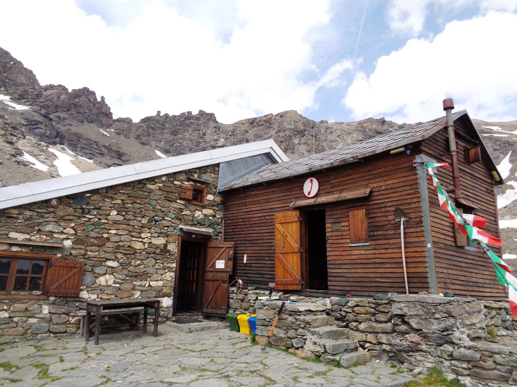 Rifugio Chiarella all'Amianthe, bâtisse de pierre et bois côté italien