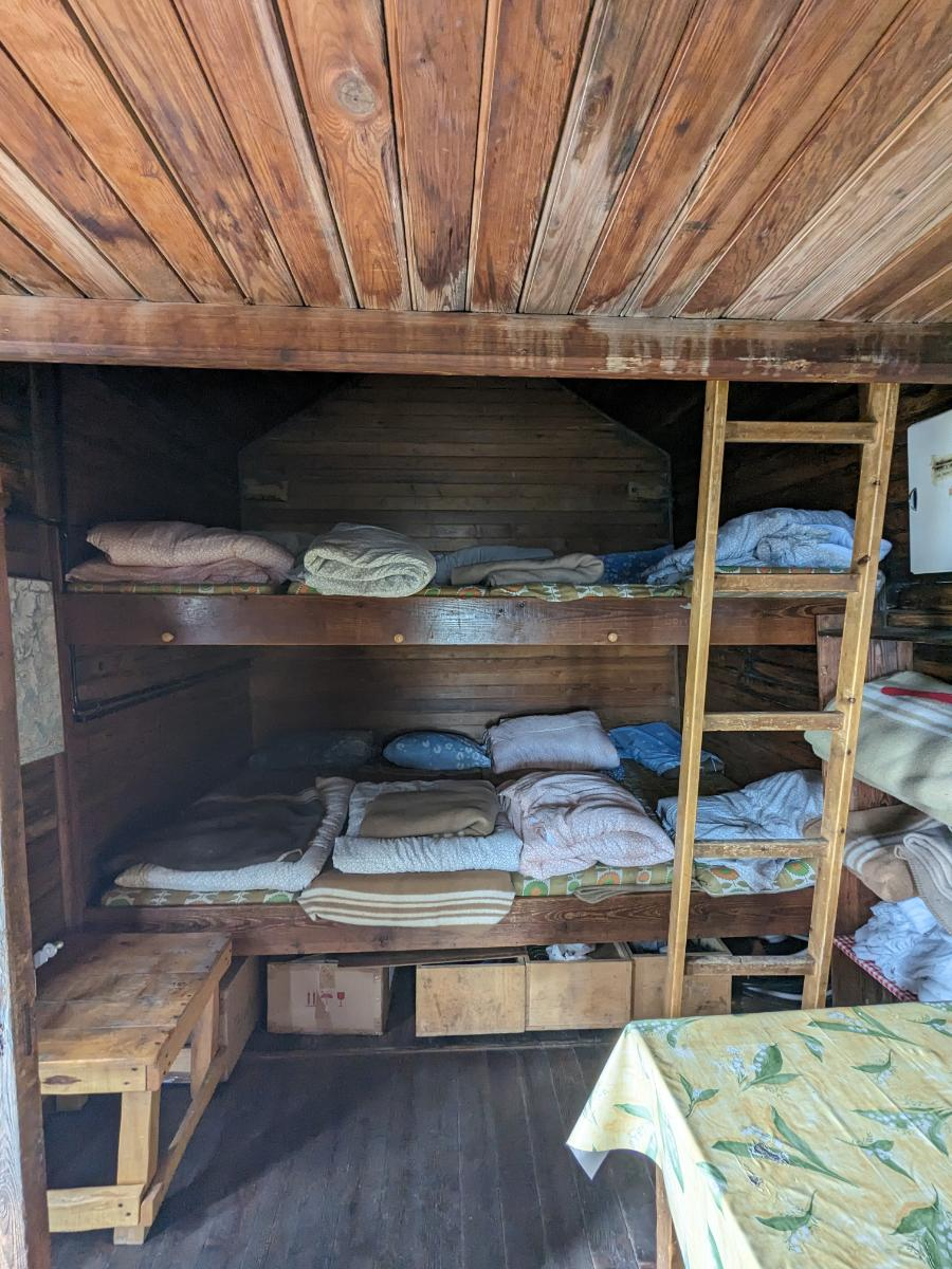 Intérieur rustique du Rifugio Chiarella : lits superposés en bois