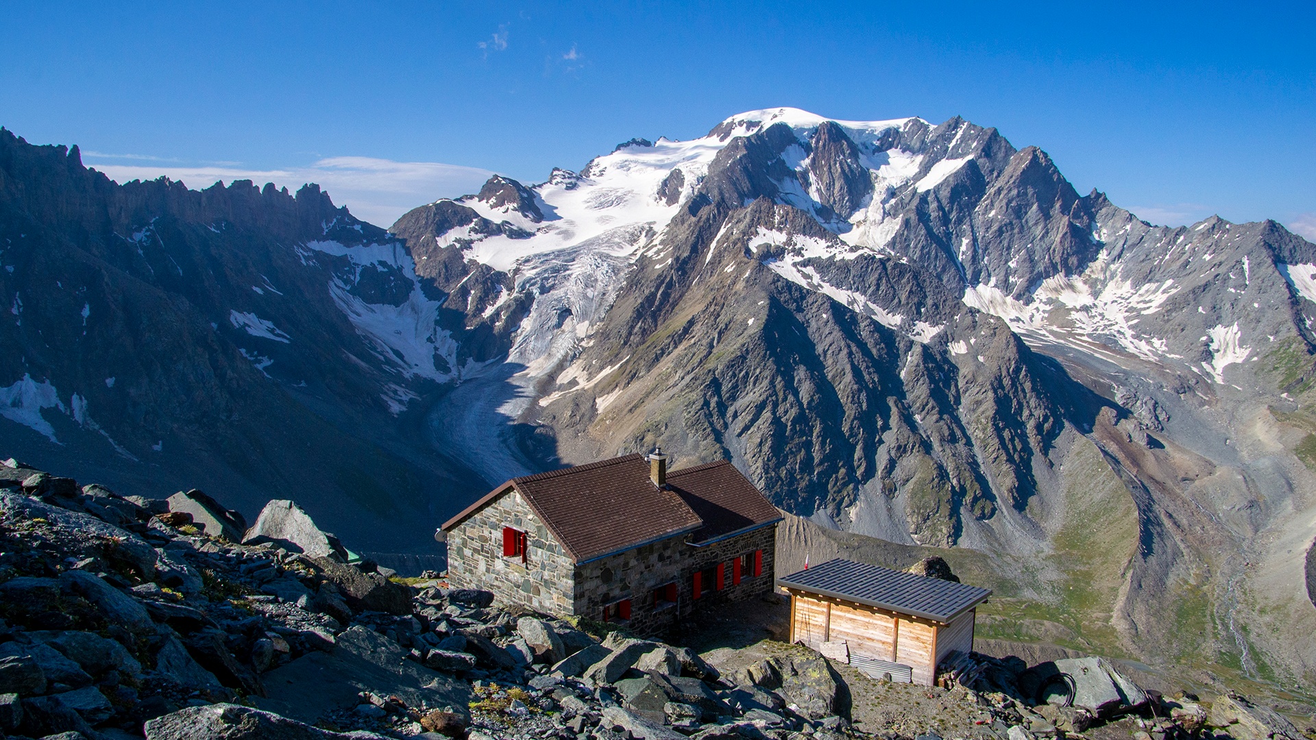 Cabane de Valsorey perchée dans les rochers face au Grand Combin