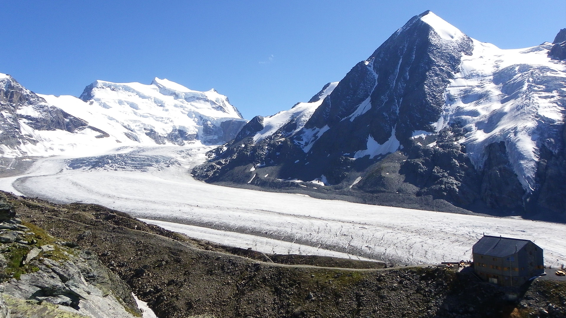 Cabane FXB Panossière face au glacier de Corbassière et au Grand Combin